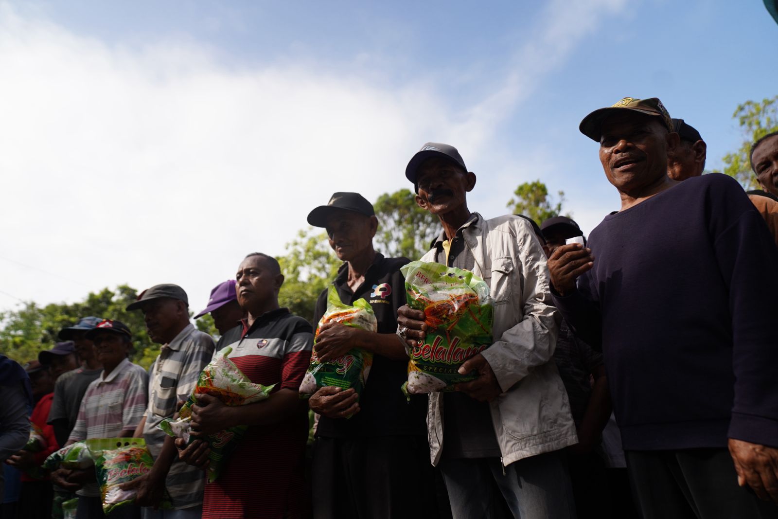 Insan Perhubungan Peduli Kasih Bagikan 1.287 Paket Beras di Pontianak