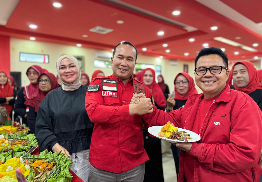 Rayakan HUT Megawati, Banteng Kalbar Bagikan 78 Tumpeng untuk Masyarakat