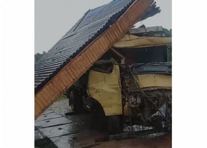 Rem Blong! Truk Tabrak Dua Ruko di Simpang Ampar Tayan Hilir, Satu Korban Meninggal