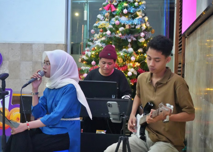 Libur Nataru Makin Berkesan, KAI Daop 7 Madiun Hadirkan Live Music di Stasiun Madiun