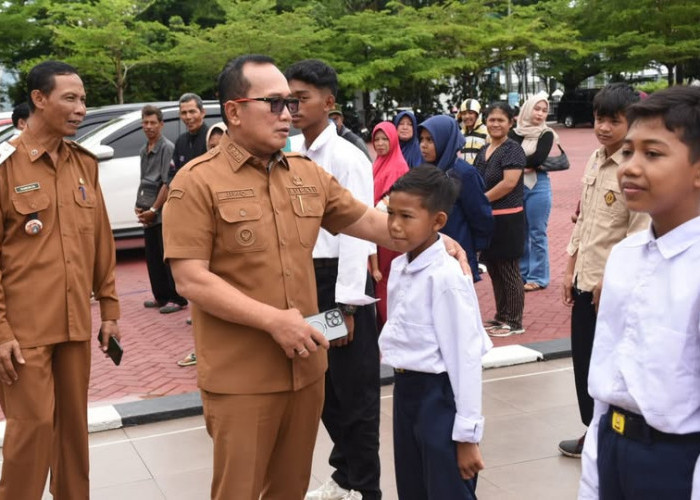 Bupati Sujiwo Lepas 12 Siswa Sekolah Rakyat Kubu Raya