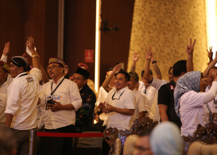 Momen Haru Menjelang Closing Statement: Pendukung Cagub dan Cawagub Kalbar Bersatu Nyanyikan Lagu Merah Putih