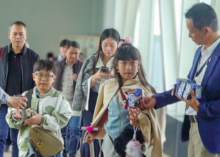 Sambut Libur Nataru, Novotel Pontianak Convention Centre Bagi Kukis untuk Penumpang Garuda Indonesia