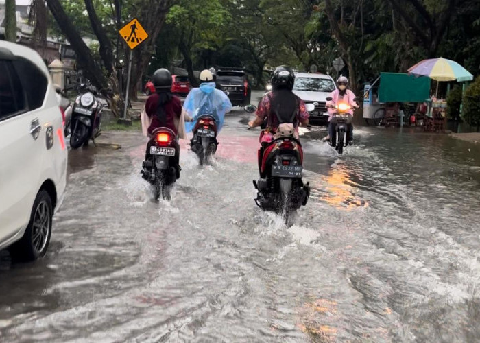 BMKG Kalbar Peringatkan Warga Waspada Banjir Rob dan Hujan Lebat Sepekan ke Depan