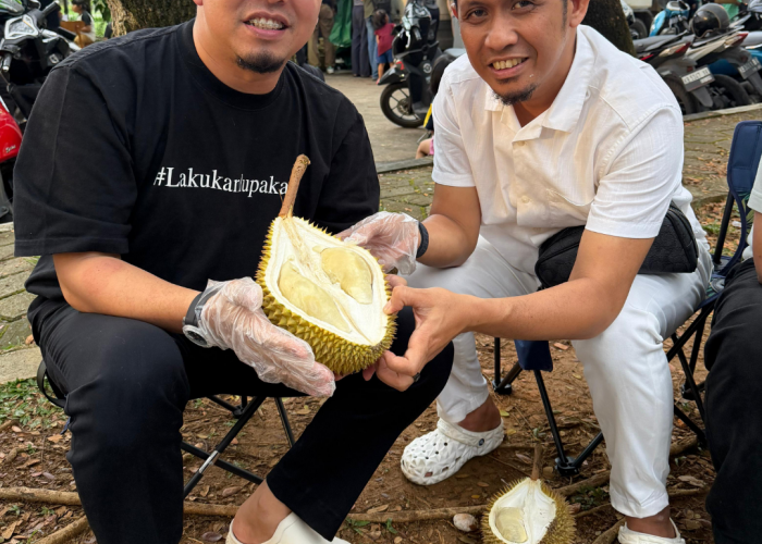 Awal Tahun 2026, Ustadz Luqmanul Hakim dan Abi Een Nikmati Durian Jemongko di Pontianak