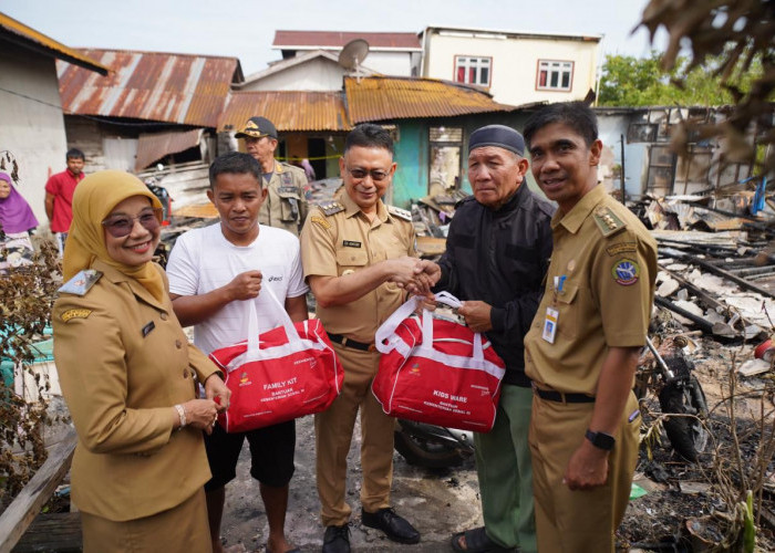 Wali Kota Pontianak Serahkan Bantuan untuk Korban Kebakaran Banjar Serasan