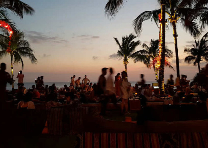 Anatomi Kuliner Seminyak: Polarisasi Tiga Stratum Ekonomi dalam Satu Koridor Jalan