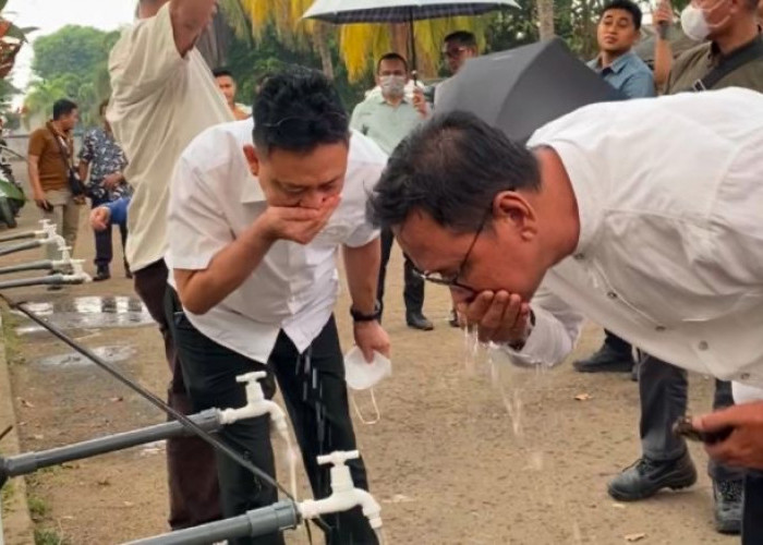 Pasokan Air Tawar Kembali Mengalir, Wali Kota Pontianak Minum Langsung Air dari Imam Bonjol