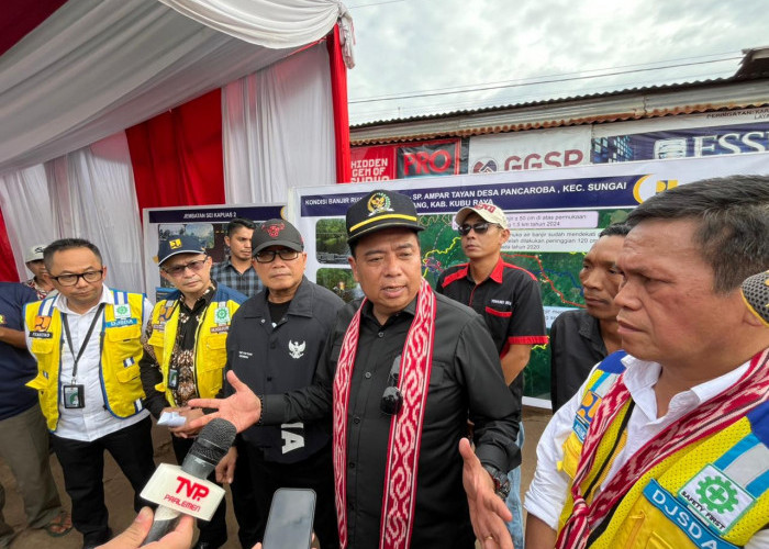 Tinjau Banjir di Sungai Ambawang, Ketua Komisi V DPR Minta Pemerintah Siapkan Solusi Permanen