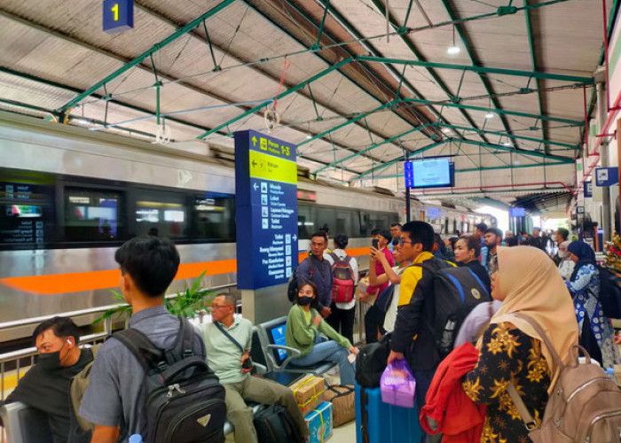 KAI Daop 7 Madiun Catat 5 Stasiun Terbanyak Layani Penumpang di Awal Angkutan Nataru 2025/2026 Semakin Melayan