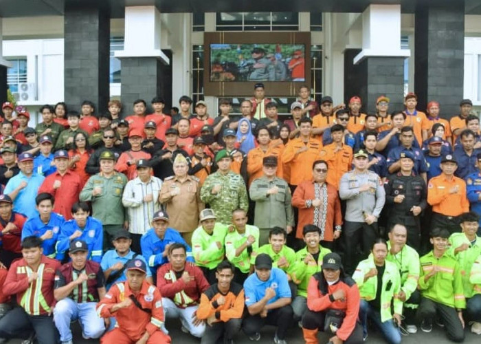 Bupati Sujiwo Apresiasi Militansi Relawan Damkar Kubu Raya Saat Siaga Karhutla