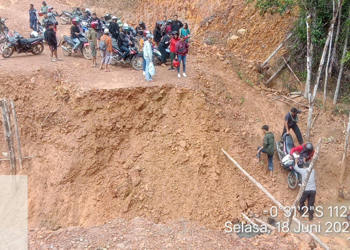 Bencana Alam, Akses Jalan Lima Desa di Kecamatan Ella Hilir,Melawi Terputus.