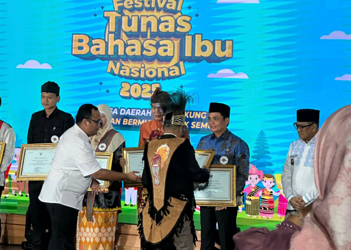Komitmen Lestarikan Bahasa Daerah, Wali Kota Pontianak Raih Penghargaan Nasional