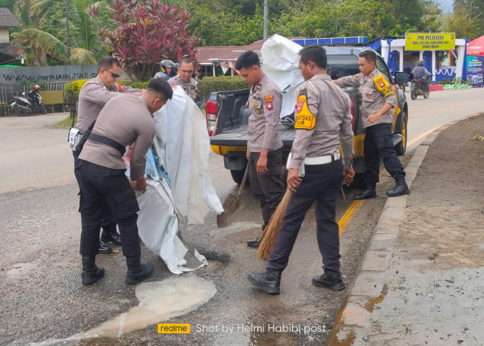 Cegah Potensi Kecelakaan, Polisi Tutup Lubang di Jalan Provinsi Nanga Pinoh