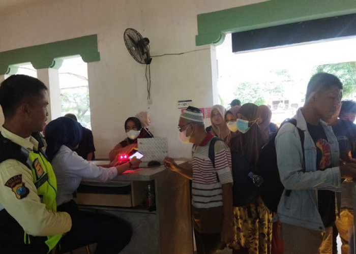 2.054 Pelanggan Gunakan Kereta Api di Stasiun Bojonegoro hari selasa Pada Libur Panjang Waisak 2025