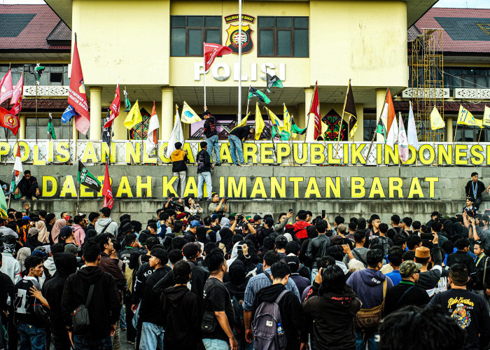 Aliansi Mahasiswa dan Masyarakat Gelar Aksi Serentak Jilid 4 di Polda Kalbar