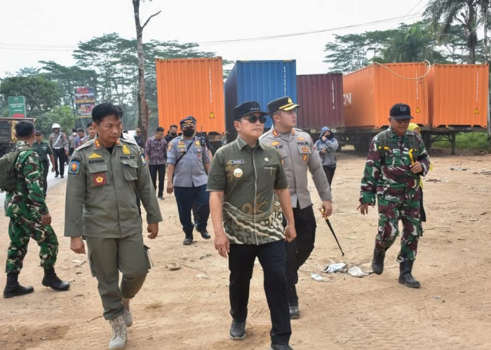 Bupati Kubu Raya Inspeksi Parkir Liar Tronton di Trans Kalimantan