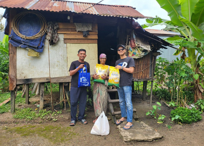 Jaga Kondusifitas di Melawi, Gerakan Damai Nusantara Berbagi Sembako ke Warga Kurang Mampu