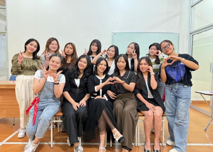 Semarak Nostalgia di Student Fest Polteq 2025: Kreativitas & Kolaborasi Melebur dalam Nuansa 90’s