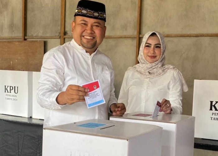 Cerminkan Kesederhanaan dan Kedamaian, Dadi dan Istri Nyoblos dengan Baju Putih