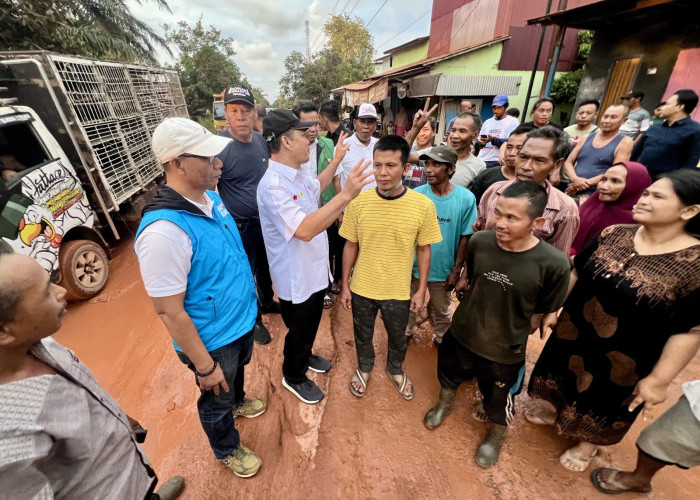 Dicegat Warga Sungai Nanjung, Norsan Bakal Akomodir Keinginan Perbaikan Jalan