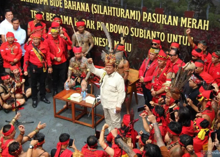 Momen Super Meriah: Bagaimanakah Tradisi dan Komitmen Prabowo Subianto Bersatu dengan Pasukan Merah Dayak?