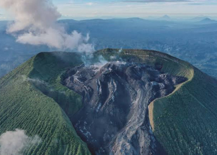 Gunung Ibu Mengalami Erupsi Vulkanik ! Ketinggian Semburan Abu Mencapai 2.000 Meter