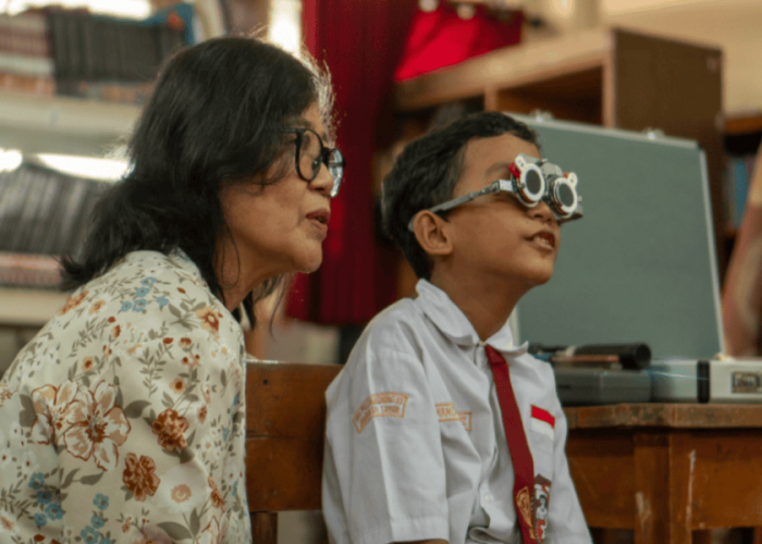 Dia Tak Bisa Melihat Tulisan di Papan Tulis, 1.720 Orang dalam Program #MelihatMasaDepan Memilih untuk Menguba