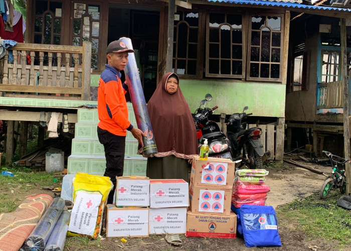 Terima Bantuan Pemkab, Warga Korban Kebakaran di Desa Nusa Pandau Ucapkan Terima Kasih ke Bupati Melawi