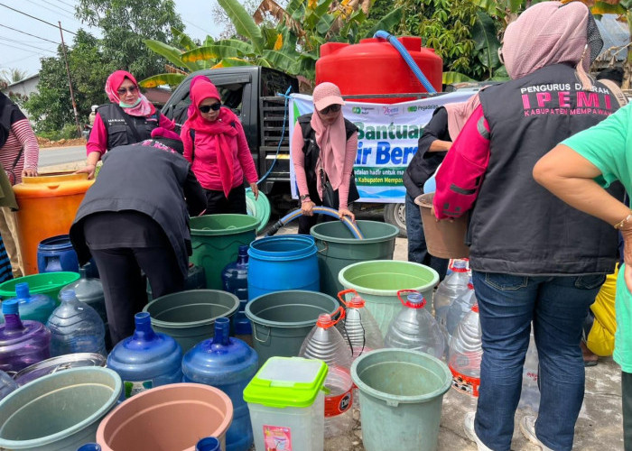 Pegadaian dan IPEMI Salurkan Bantuan Air Bersih ke Enam Titik di Mempawah