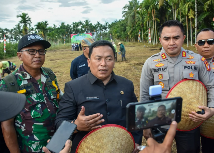 Tanam Jagung di Desa Bintang Mas, Wabup Sukiryanto Tegaskan Ketahanan Pangan Adalah Tanggung Jawab Bersama