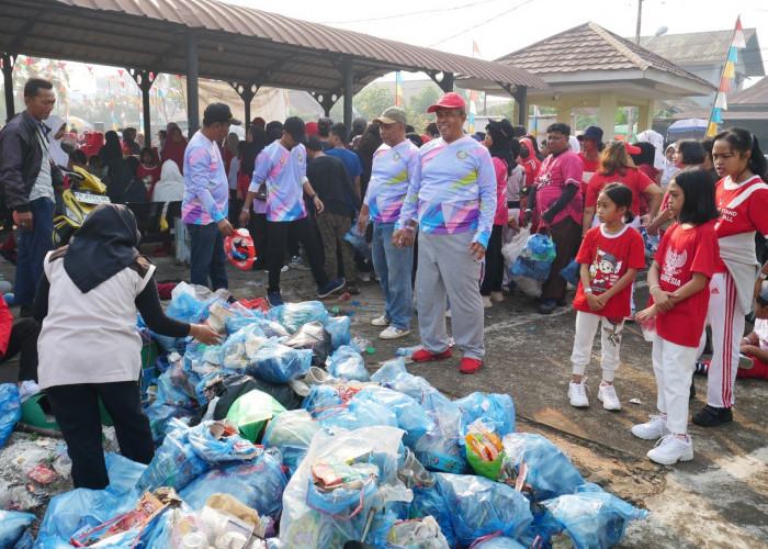 Semarak HUT ke-81 RI, Warga Pontianak Selatan Jalan Sehat Sambil Pungut Sampah