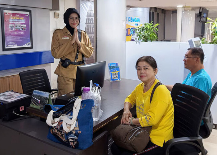 Peringati Hari Pahlawan, Frontliner KAI Sumut Kenakan Kostum Pejuang dan Bagikan Hadiah