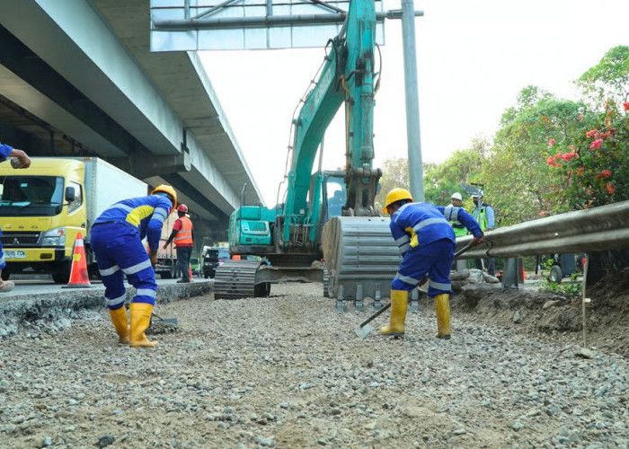 Jaga Kualitas Jalan dan Keselamatan Pengguna, JMTM Laksanakan Preservasi di Sejumlah Titik Tol Jakarta–Cikampe
