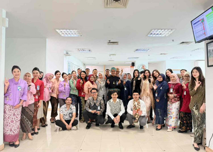 Peringati Hari Kartini, Pekerja Pria dan Wanita BRI Branch Office Segitiga Senen Kompak Kenakan Pakaian Nasion