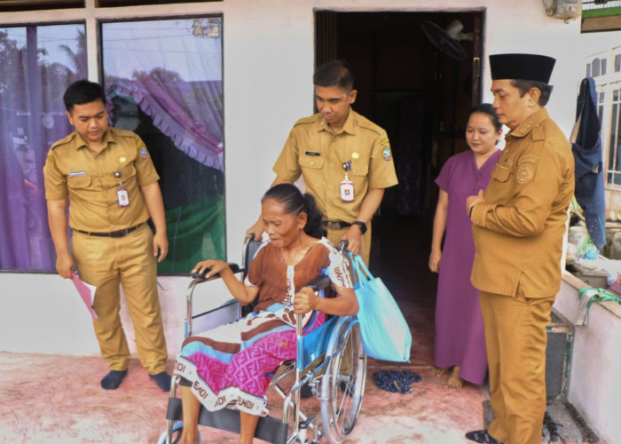 Bantuan Sosial Pontianak, Empat Warga Terima Kursi Roda hingga Kaki Palsu