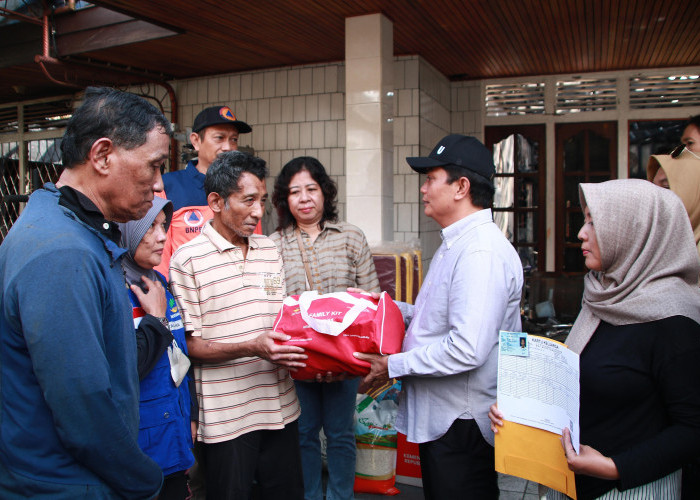 Wakil Wali Kota Pontianak Serahkan Bantuan ke Korban Kebakaran di Gang Sa’aman