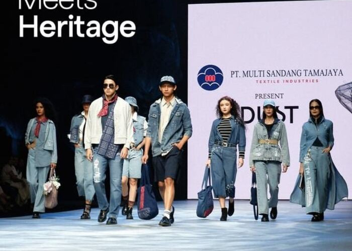 DUST Mempersembahkan DENIM MEETS HERITAGE – Kolaborasi Fashion dan Seni di SPOTLIGHT INDONESIA 2024