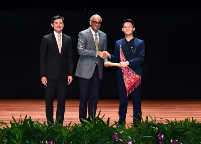 Banggakan Kalbar, Nathan Alexandro Tjhe Terima Penghargaan NYAA Gold dari Presiden Singapura