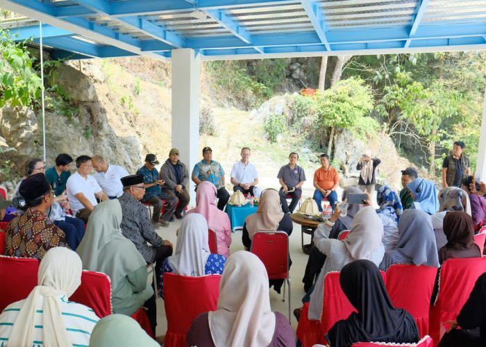 Pendapatan Wisata dan Anggaran Ekologis Bantu 300 Anak di Desa Tukamasea Bersekolah