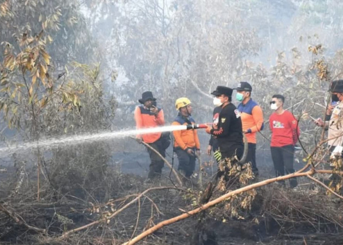 Titik Api Karhutla di Kubu Raya Meningkat, Bupati Sujiwo Pastikan Logistik Petugas Aman