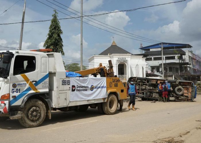 Peduli Masyarakat Korban Bencana Banjir dan Longsor, Jasa Marga Salurkan Bantuan Kemanusiaan