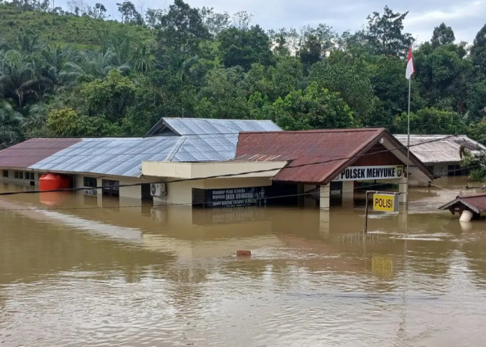 Ketinggian Air Capai 150 Cm di Menyuke, Polsek Pantau Situasi Banjir