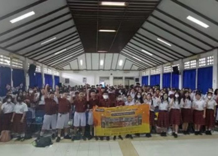 Coach Priska Sahanaya Memberdayakan Generasi Muda Melalui Program Public Speaking di SMP Tarakanita 2 Bersama 