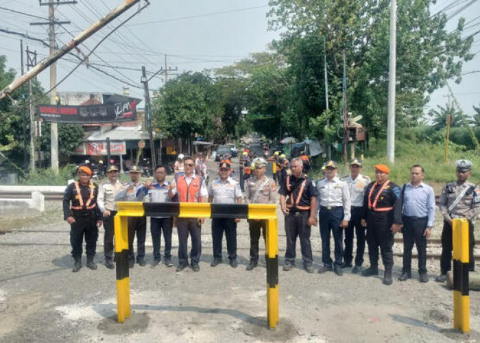 Tingkatkan Keselamatan di Perlintasan, Kendaran Roda 4 Dilarang Melintasi Perlintasan Jl Pahlawan, Lamongan