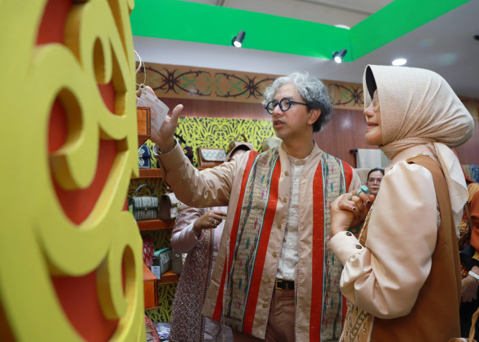 Tas Rajut Tenun Rotan Pontianak Curi Perhatian Ketua Umum TP PKK Pusat di Pameran Dekranas 2025