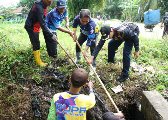 Budayakan Gotong Royong, Bahasan Ajak Warga Pontianak Utara Bersihkan Parit