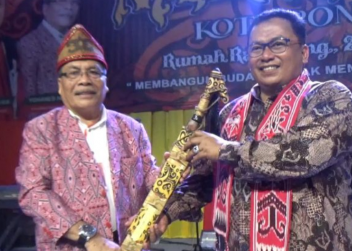 Wakil Bupati Kubu Raya Menang Lelang Mandau di Penutupan Naik Dango Pontianak 2025