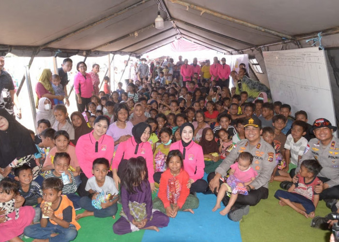 Kapolda NTT dan Ketua Bhayangkari Hadir untuk Warga Sikka, dari Trauma Healing hingga Bantuan Bayi dan Balita