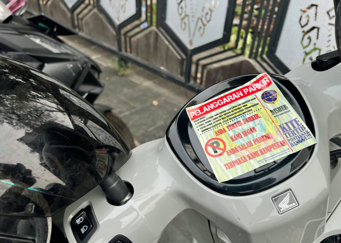 Parkir di Trotoar Saat CFD Pontianak, Kendaraan Diberi Stiker Peringatan
